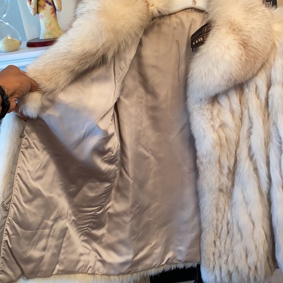 Eilers Furs exclusively for The Bon.  Saga fox fur coat size medium - Picture 3 of 4